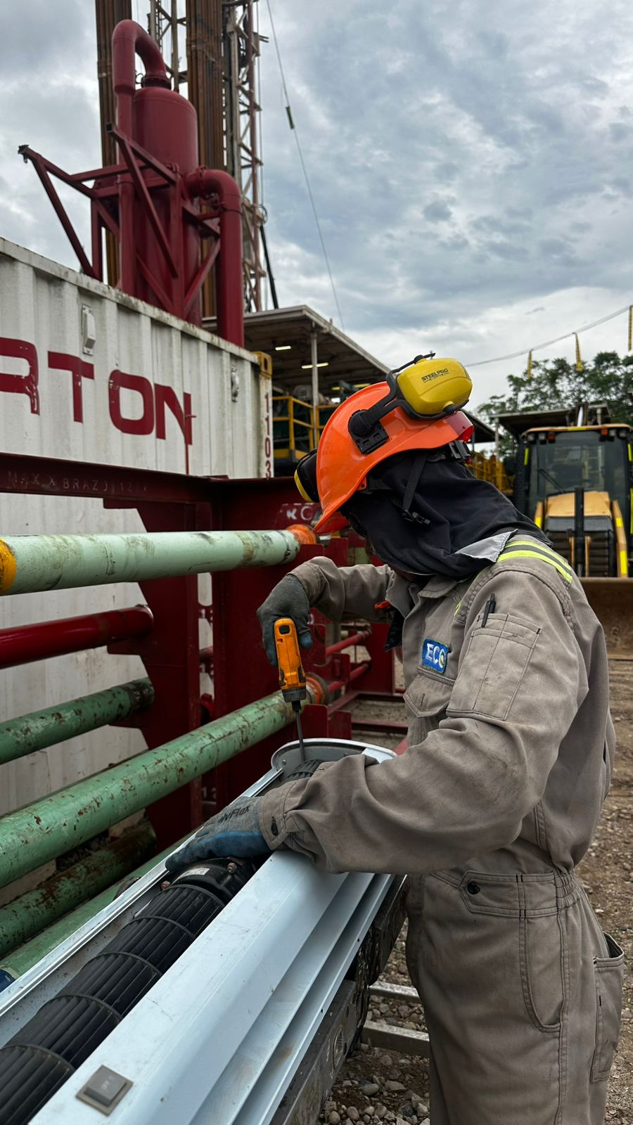 Personal realizando servicio industrial