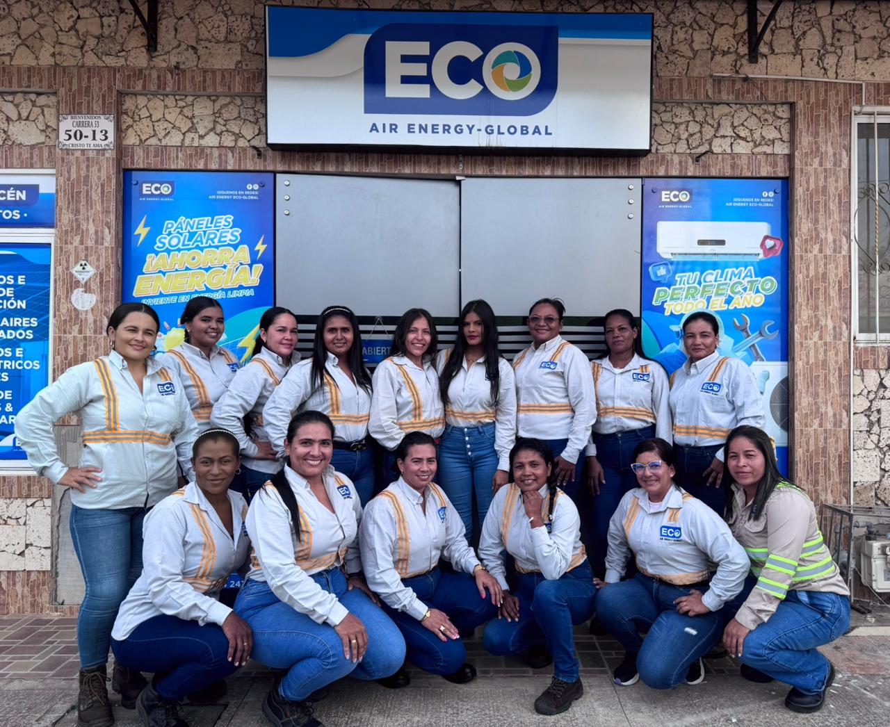 Equipo AIR ENERGY reunido frente a la sede