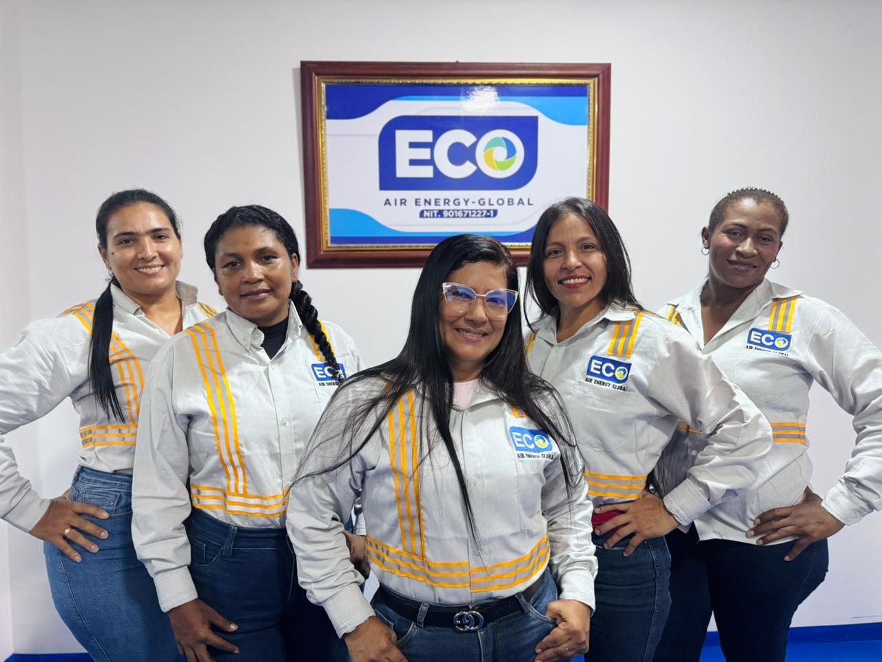 Integrantes del equipo AIR ENERGY en oficina