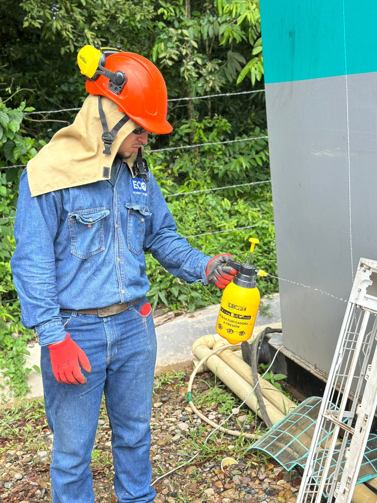 Técnico realizando mantenimiento de climatización