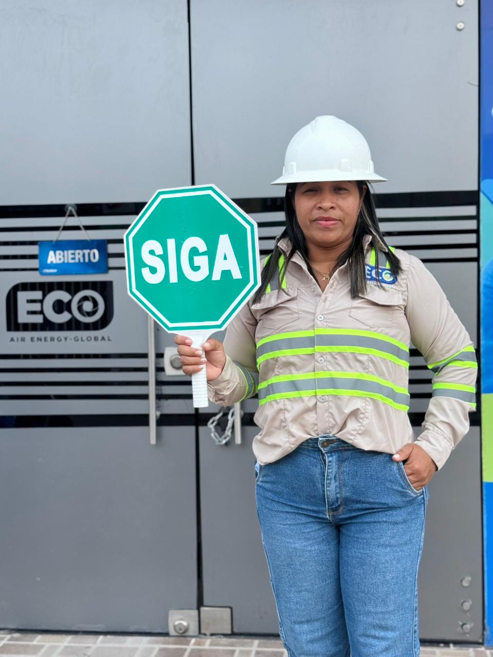 Colaboradora con señal de seguridad vial