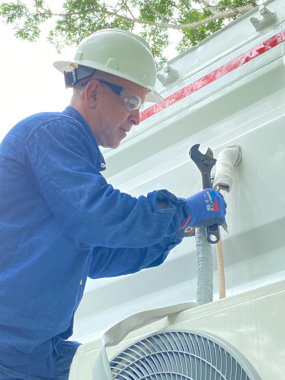 Técnico realizando mantenimiento de climatización